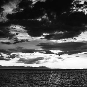 游泳教练伸进含奶摸爽69
