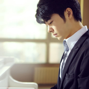 游泳教练伸进含奶摸爽69
