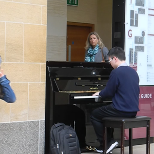 游泳教练伸进含奶摸爽69
